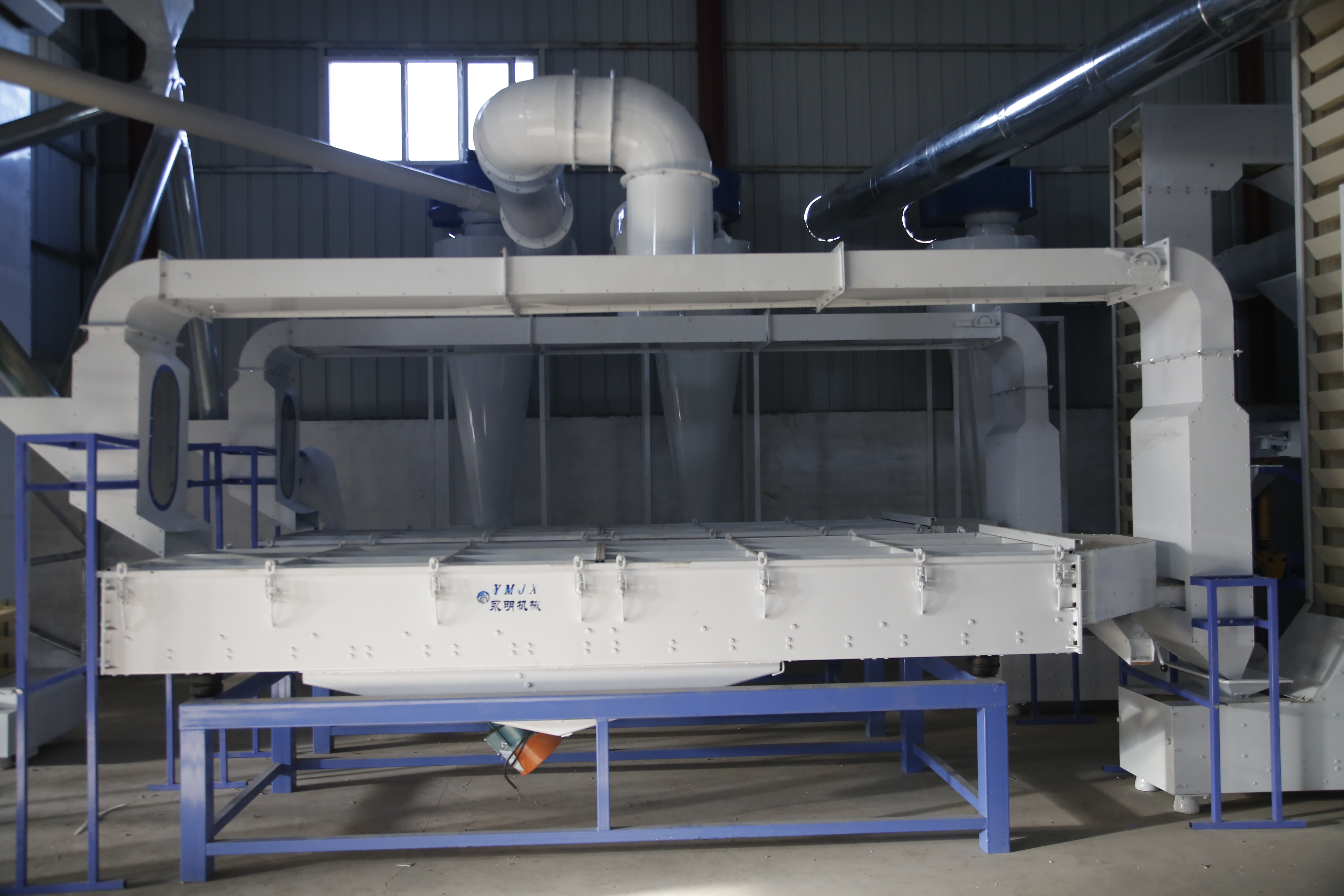 振動(dòng)除雜篩.jpg 振動(dòng)除雜篩.jpg